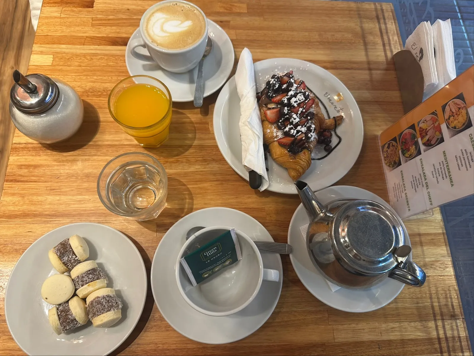 Desayuno cenital: café con arte latte, waffle con frutos rojos y alfajores de maicena