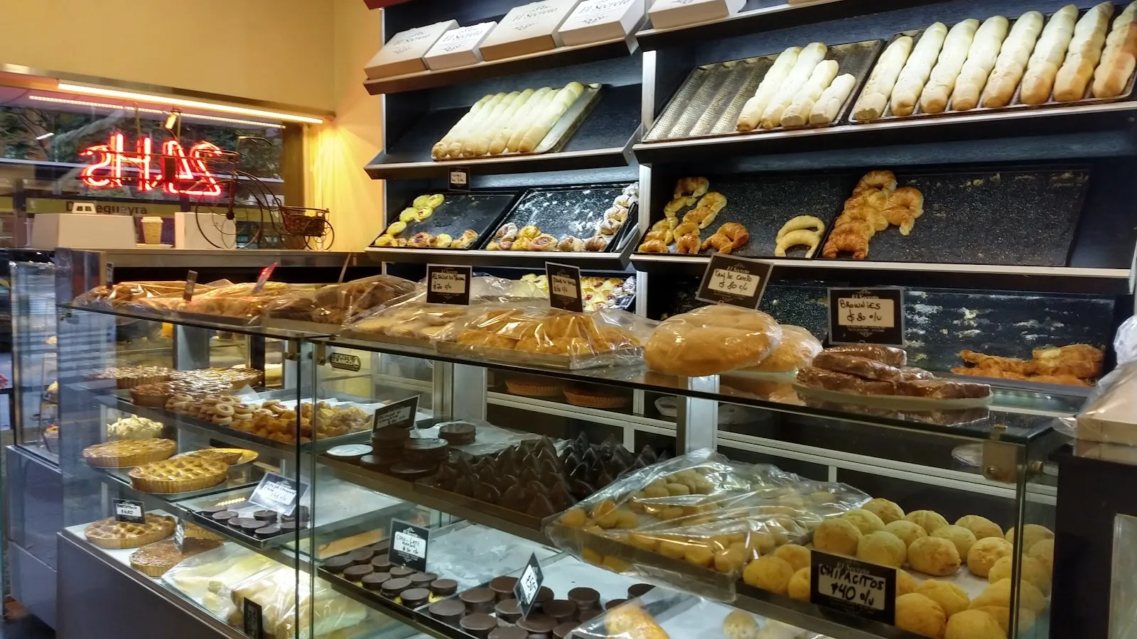 Vitrina con facturas, panes y chocolates